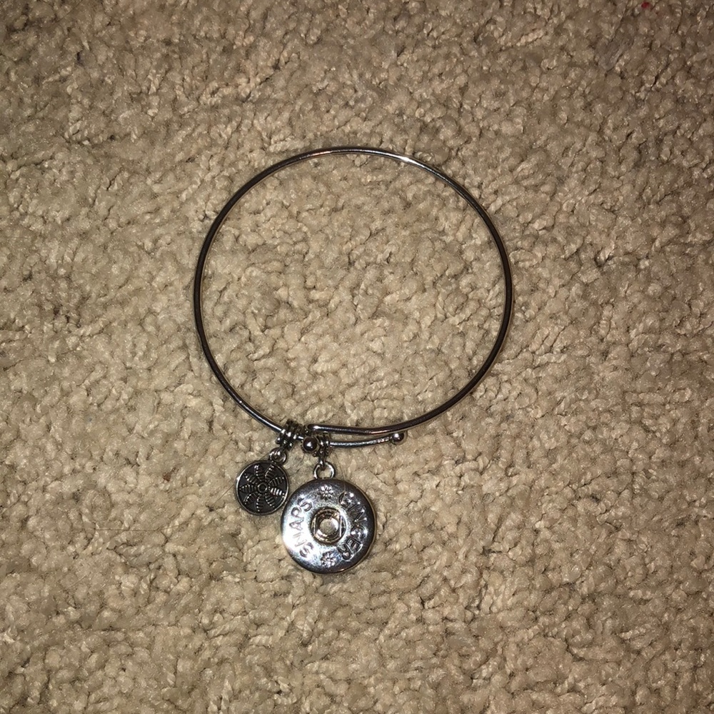 Metal bracelet with 4 snap charms